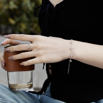 Armband mit vierblättrigem Kleeblatt und hohlem Schmetterling