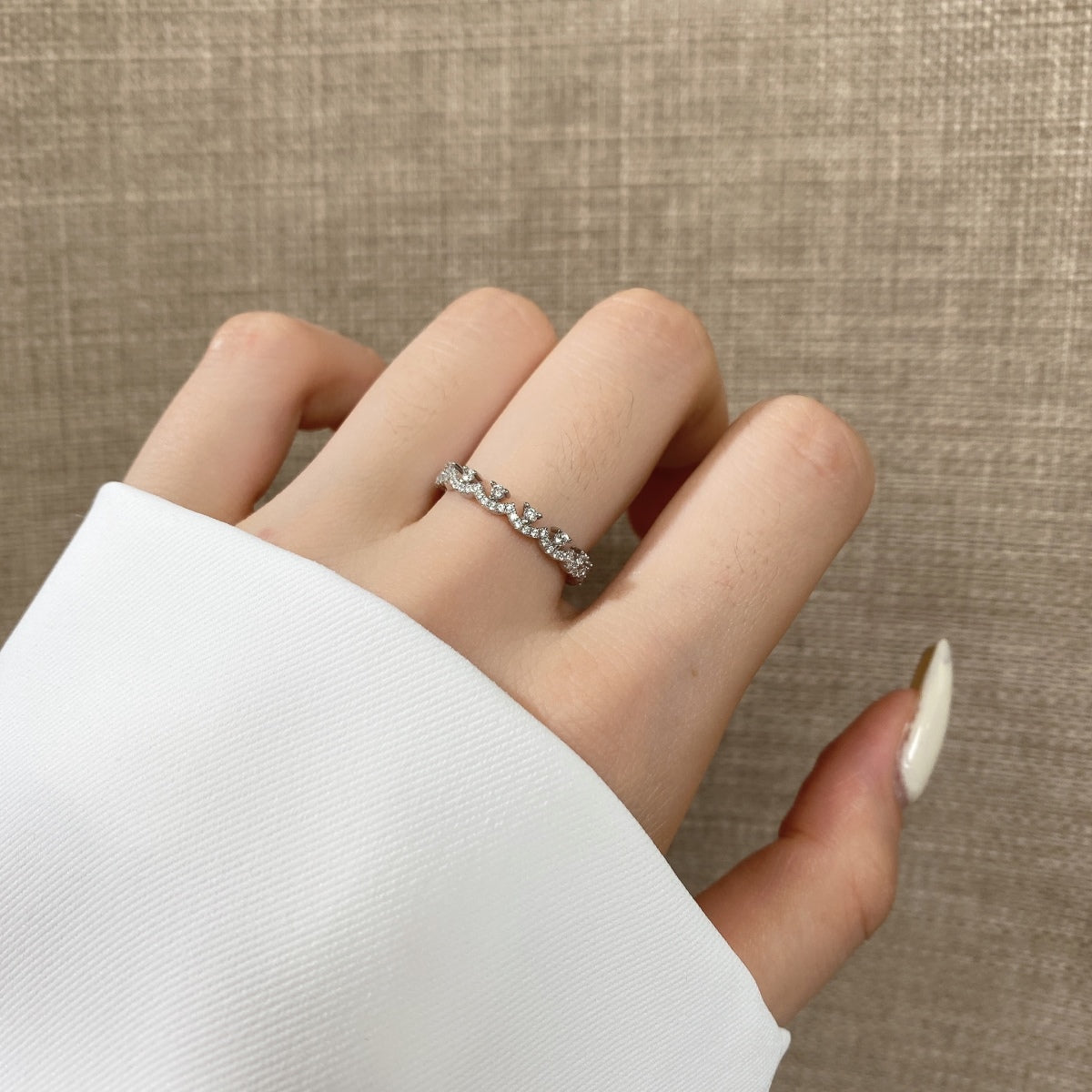 Elegant Resplendent Round Shape Party Ring