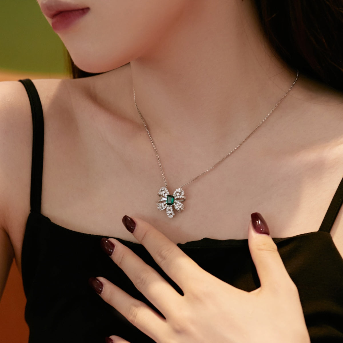 Luxurious Flower Shape Emerald Cut Necklace