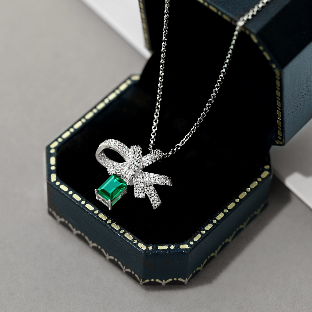 Luxurious Flower Shape Emerald Cut Necklace