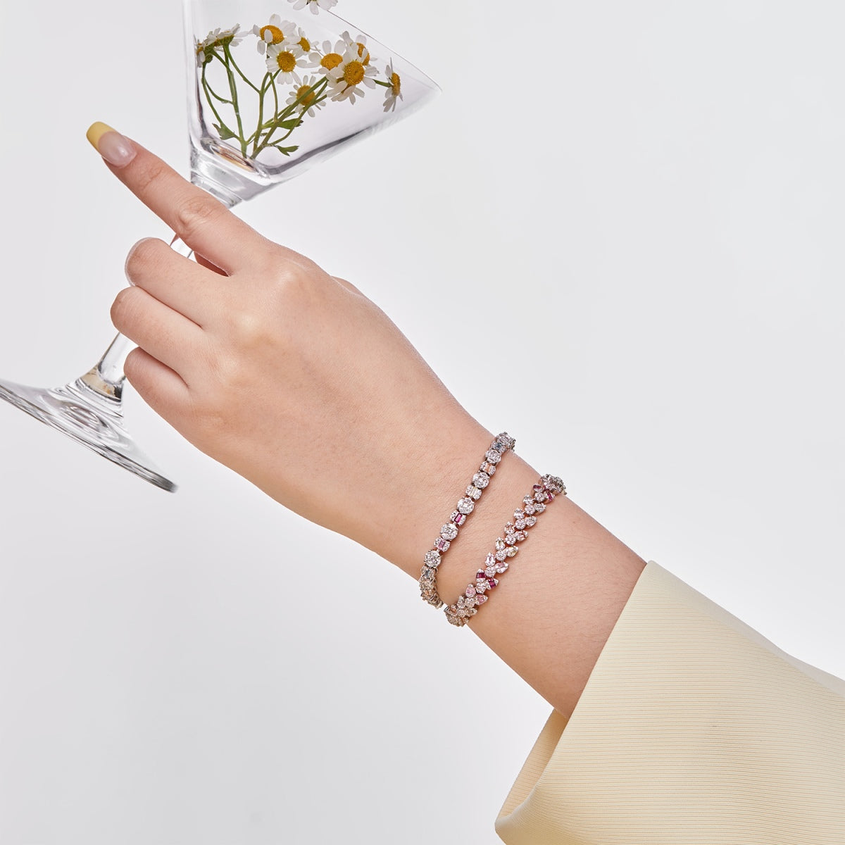 Zierliches, exquisites Armband in Blumenform für den Alltag