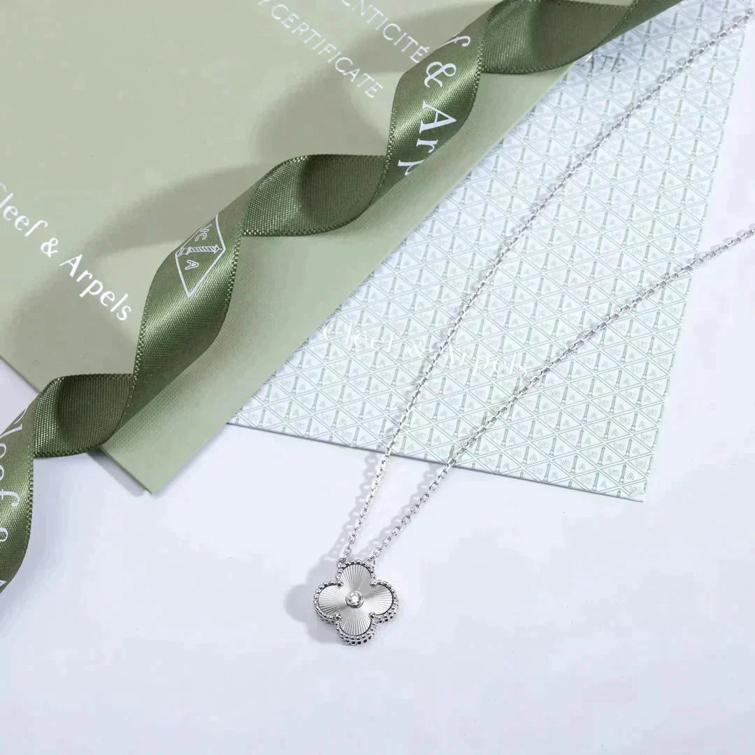 [Love More]CLOVER  15MM DIAMOND LASER NECKLACE SILVER