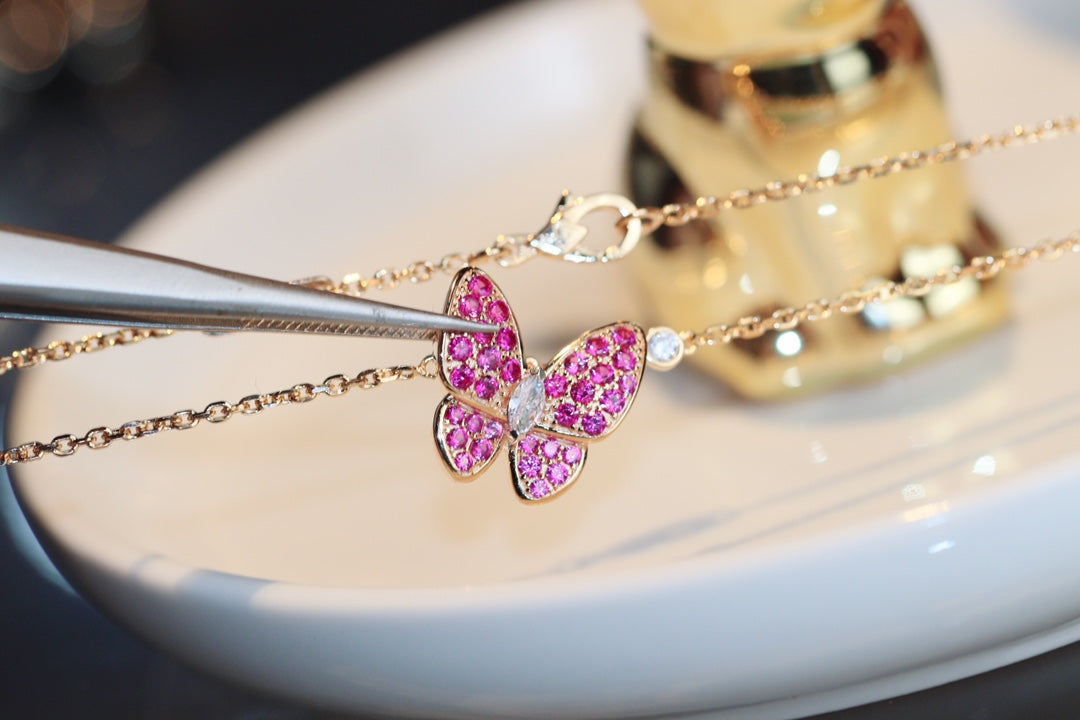 [Love More] SCHMETTERLING ROTE DIAMANT ROSÉGOLD HALSKETTE