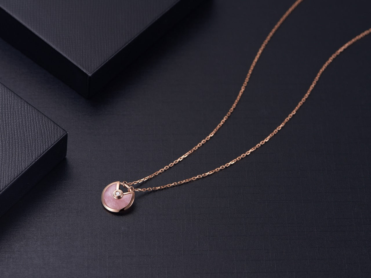 [Love More]AMULETT ROSÉGOLD ROSA MOP HALSKETTE