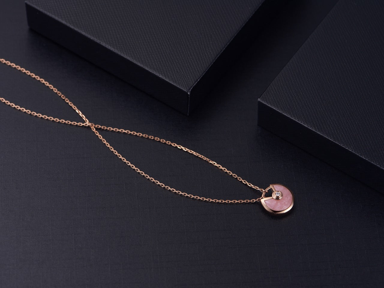 [Love More]AMULETT ROSÉGOLD ROSA MOP HALSKETTE