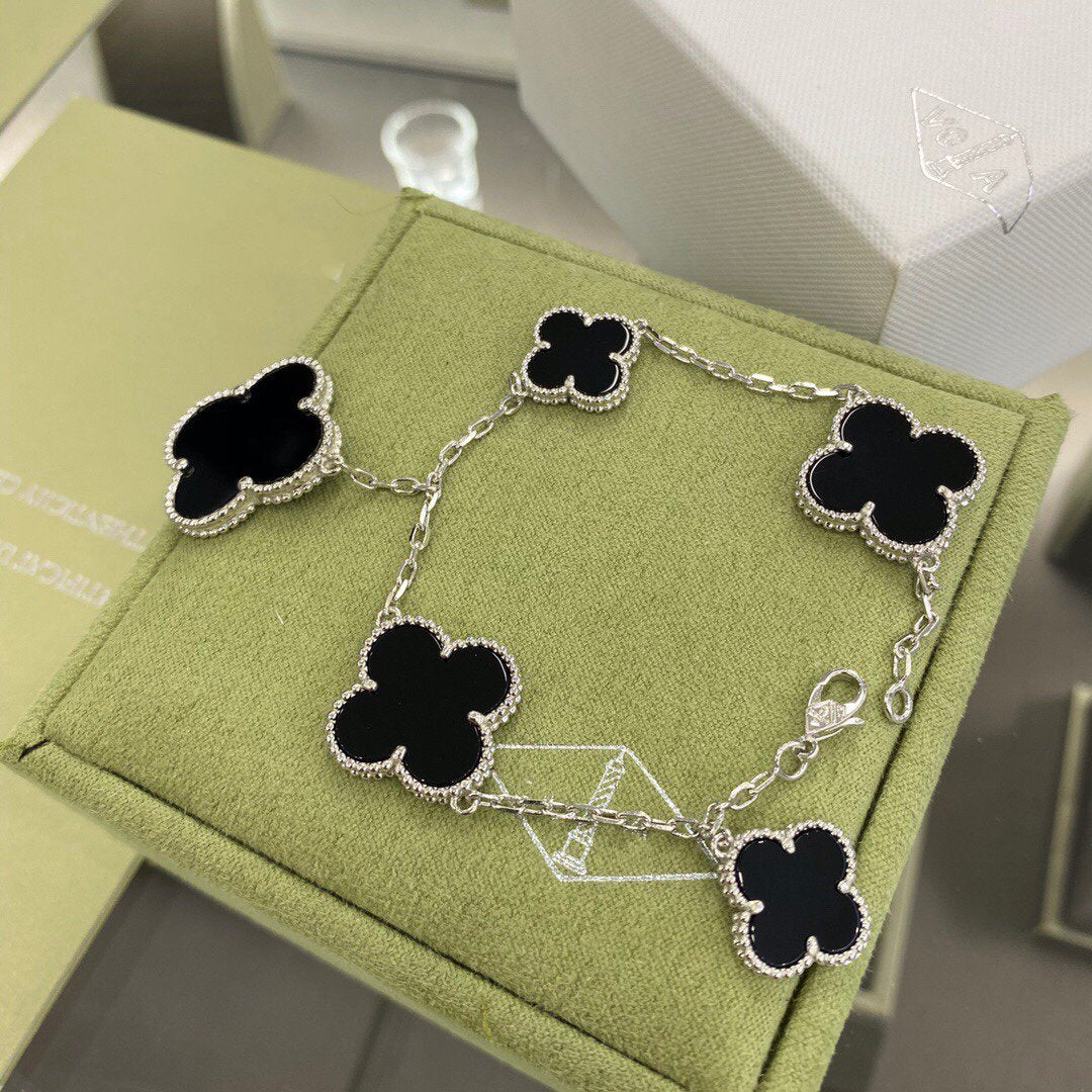 [Love More]CLOVER 5 MOTIFS SIVLER ONYX ARMBAND