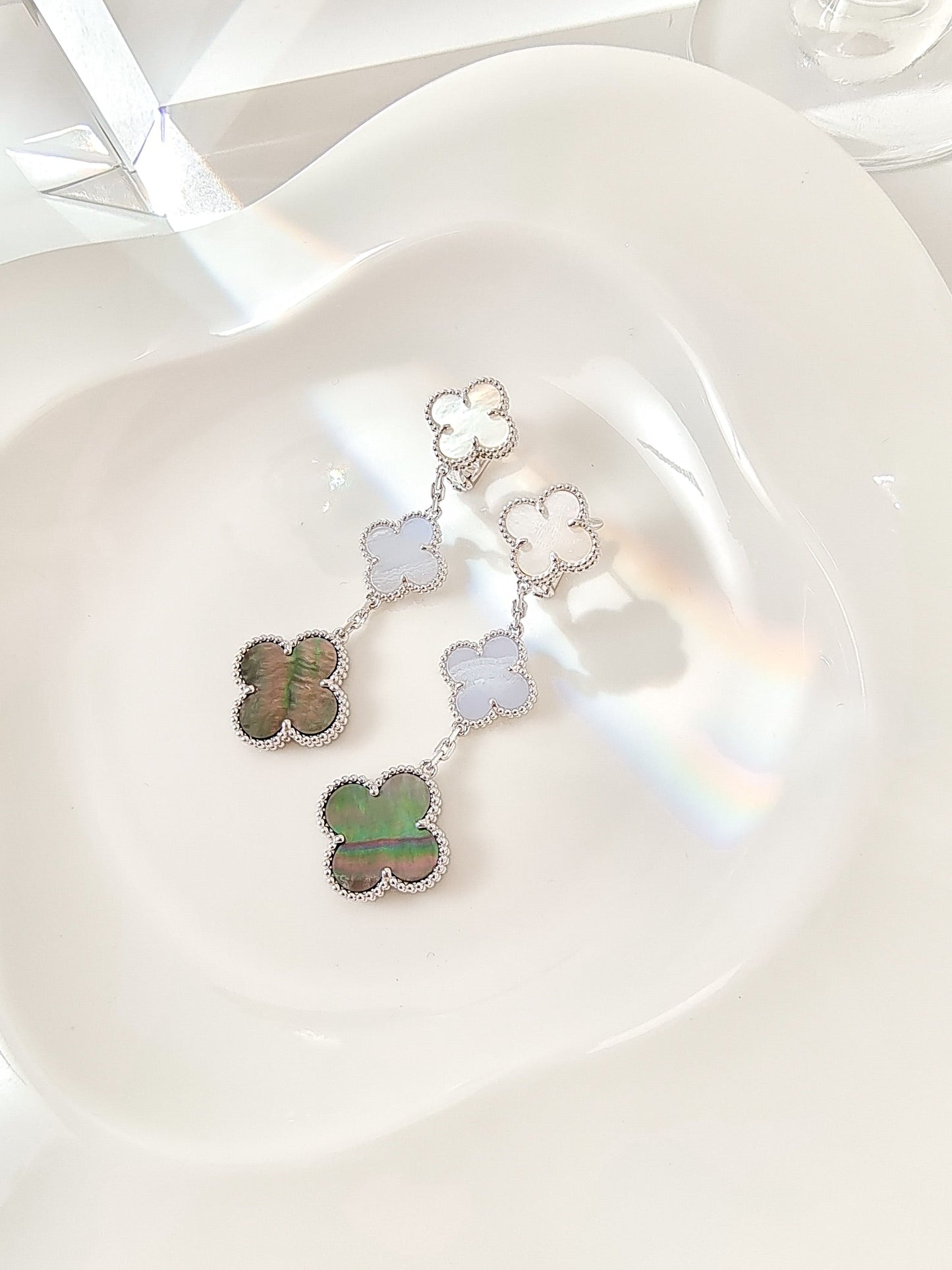 [Love More]CLOVER 3 MOTIVE CHALCEDON DUNKEL MOP SILBER OHRRINGE