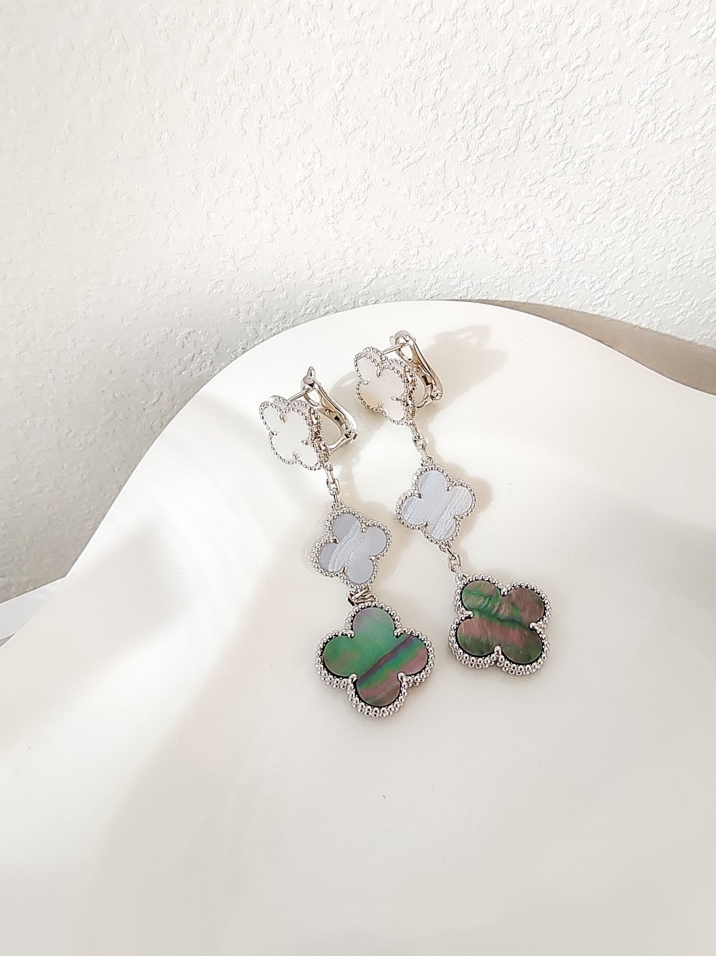 [Love More]CLOVER 3 MOTIFS CHALCEDONY DARK MOP SILVER EARRINGS