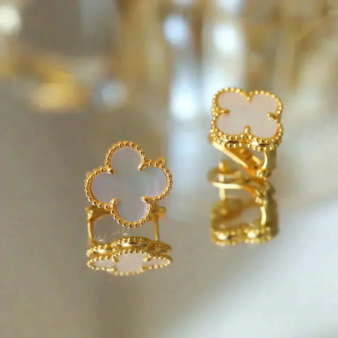 [Love More]CLOVER MEDIUM 1 MOTIFS  WHITE MOP STUD EARRINGS