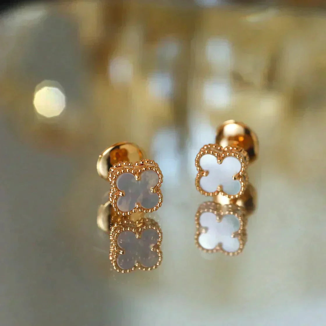 [Love More]CLOVER MINI 9.5MM WHITE MOP EARRINGS