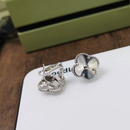 [Love More]CLOVER MEDIUM STUD EARRINGS