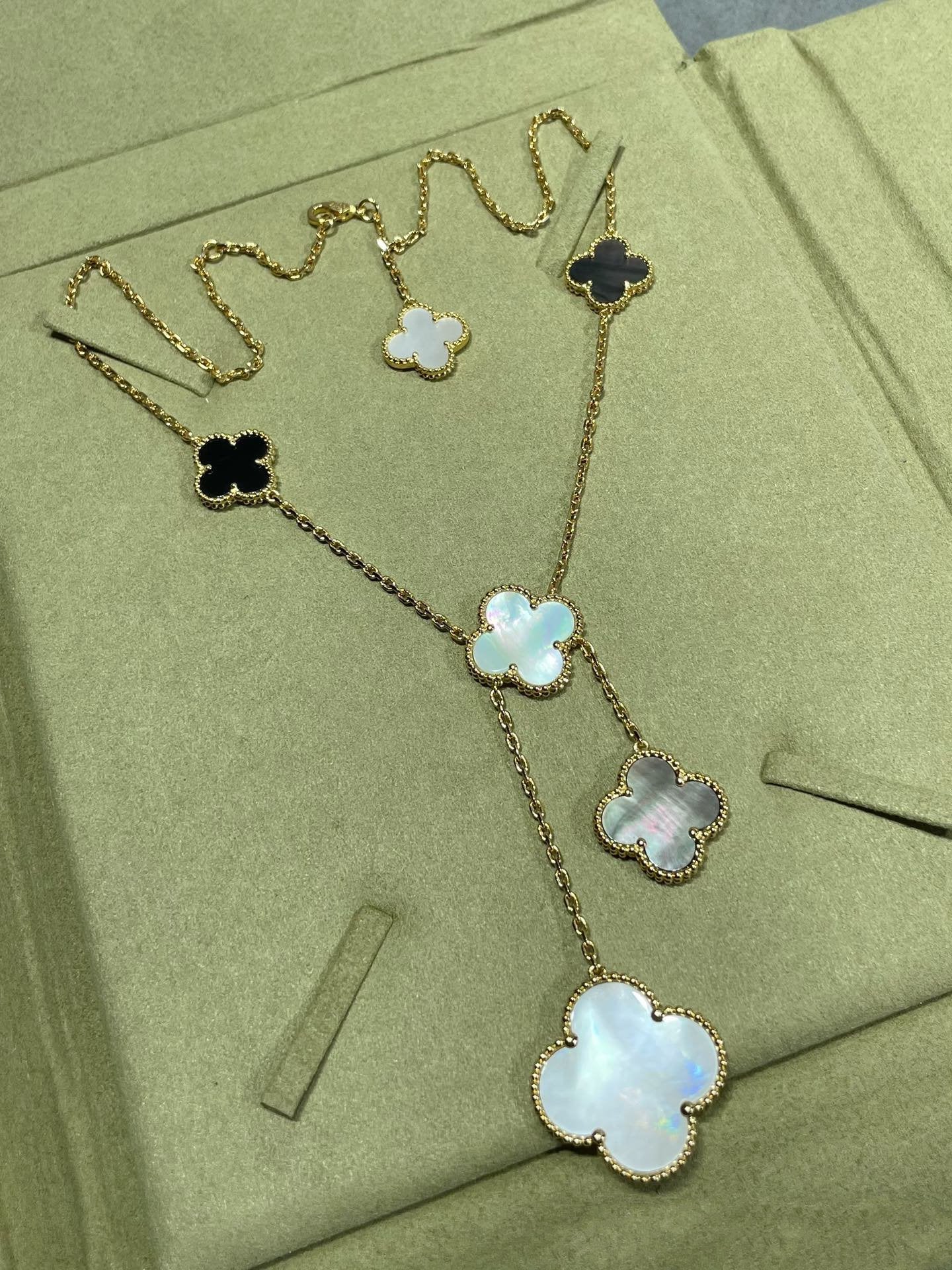 [Love More]CLOVER 6 MOTIF MOP ONYX GOLD NECKLACE