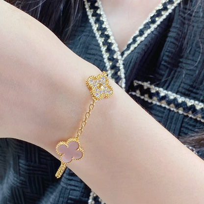 [Love More] Armband mit Kleeblatt-Motiv und Diamanten in Rosa und Roségold