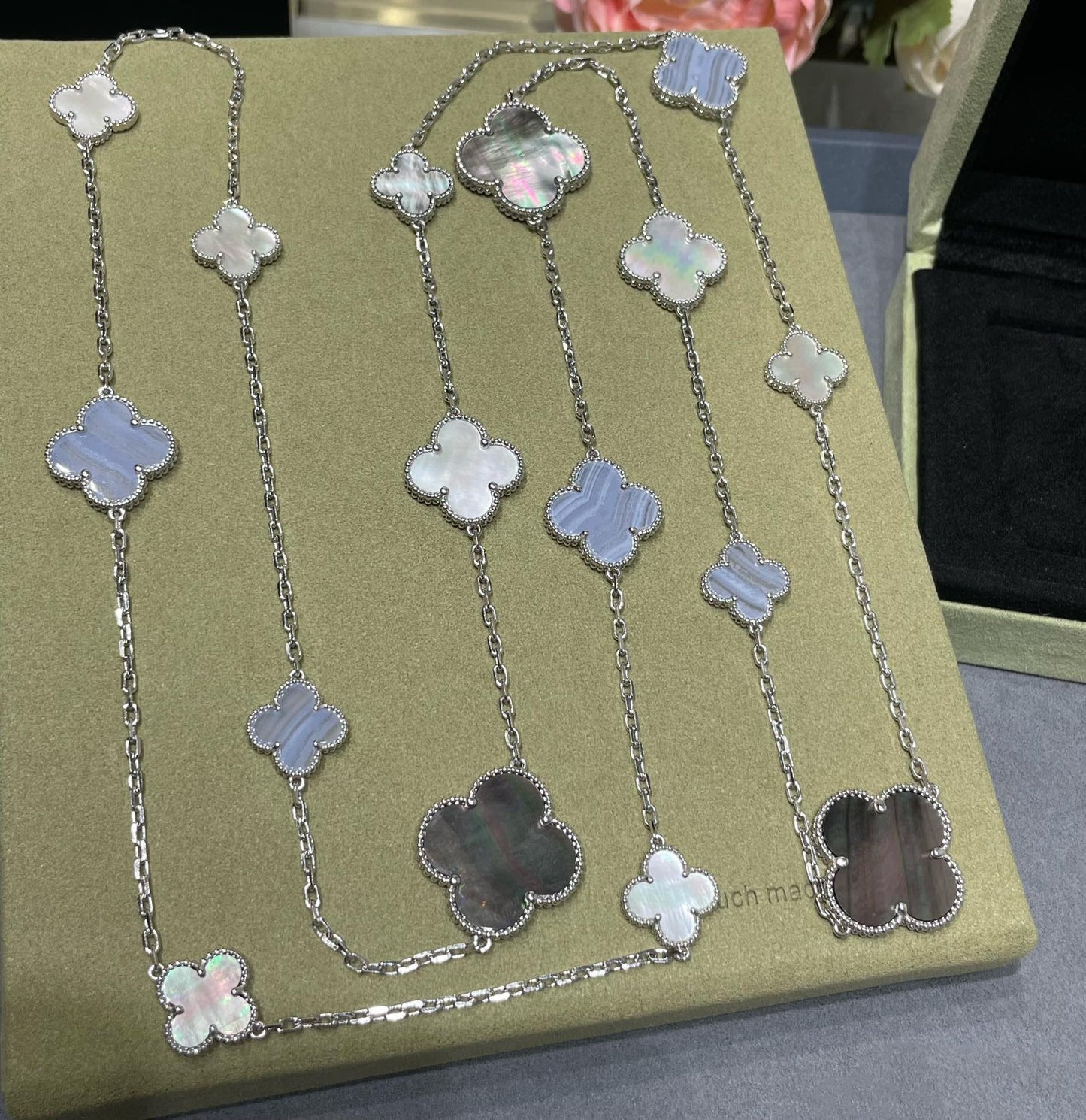 [Love More]CLOVER 16 MOTIF CHALCEDONY MOP SILVER NECKLACE