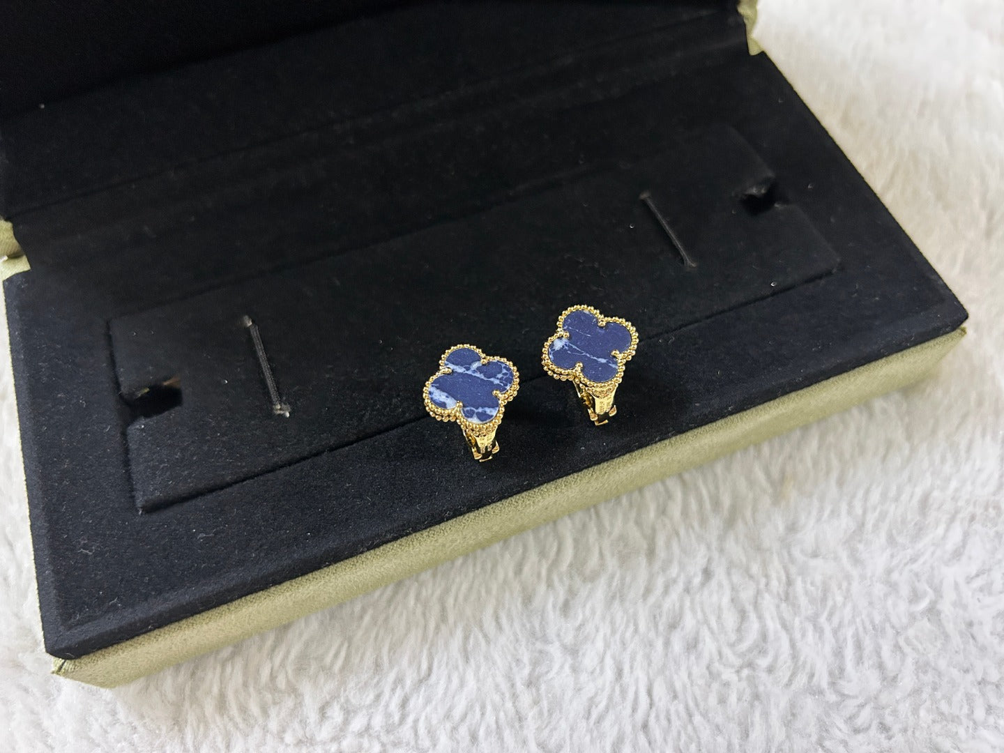 [Love More]CLOVER PIETERSITE MEDIUM STUD EARRINGS