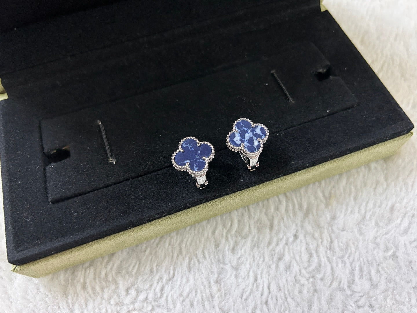 [Love More]CLOVER PIETERSITE MEDIUM STUD EARRINGS