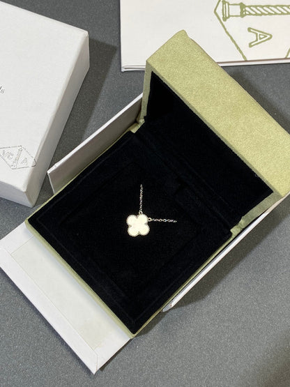 [Love More]CLOVER MEDIUM SILVER WHITE MOP NECKLACE