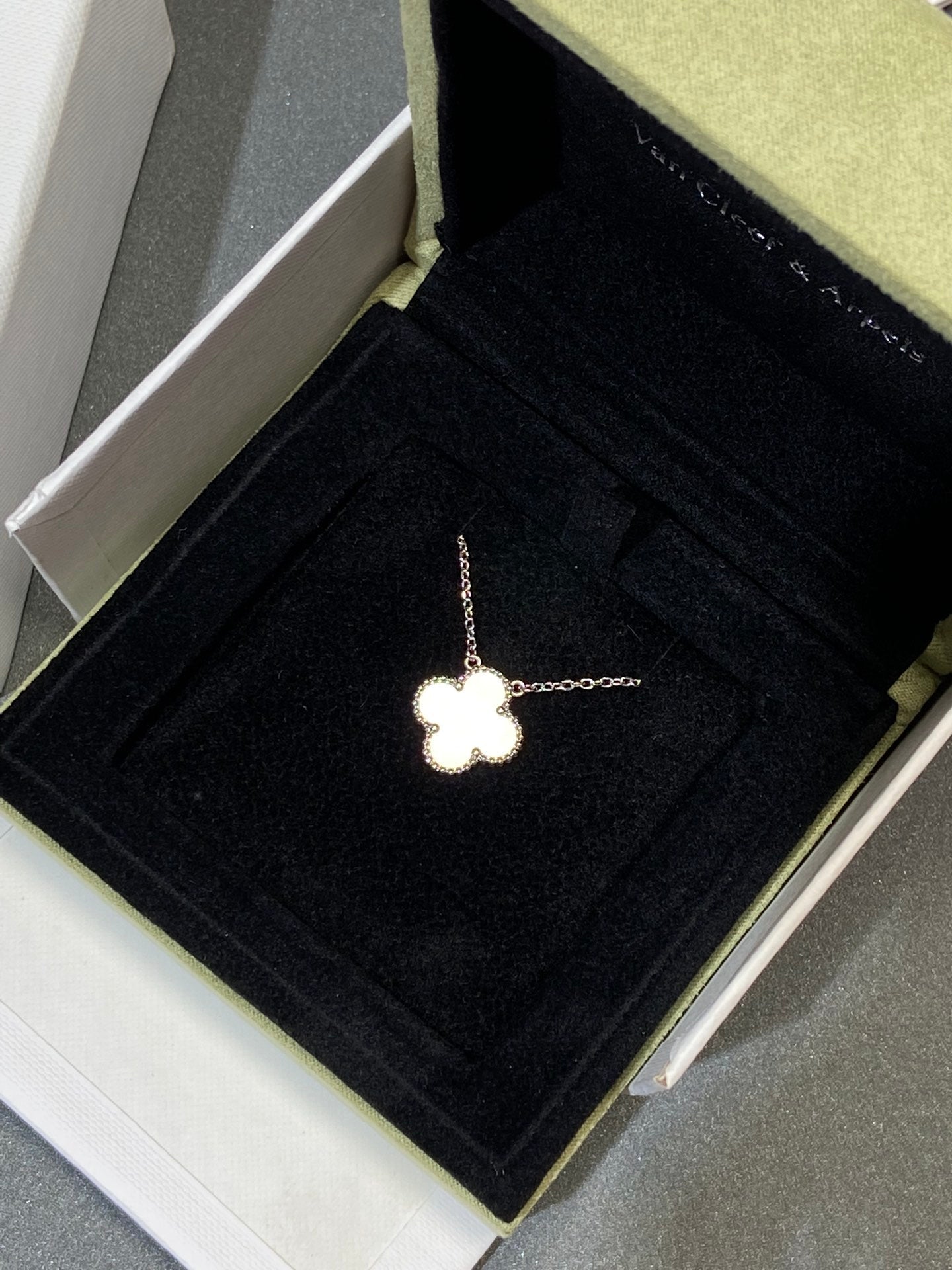 [Love More]CLOVER MEDIUM SILVER WHITE MOP NECKLACE