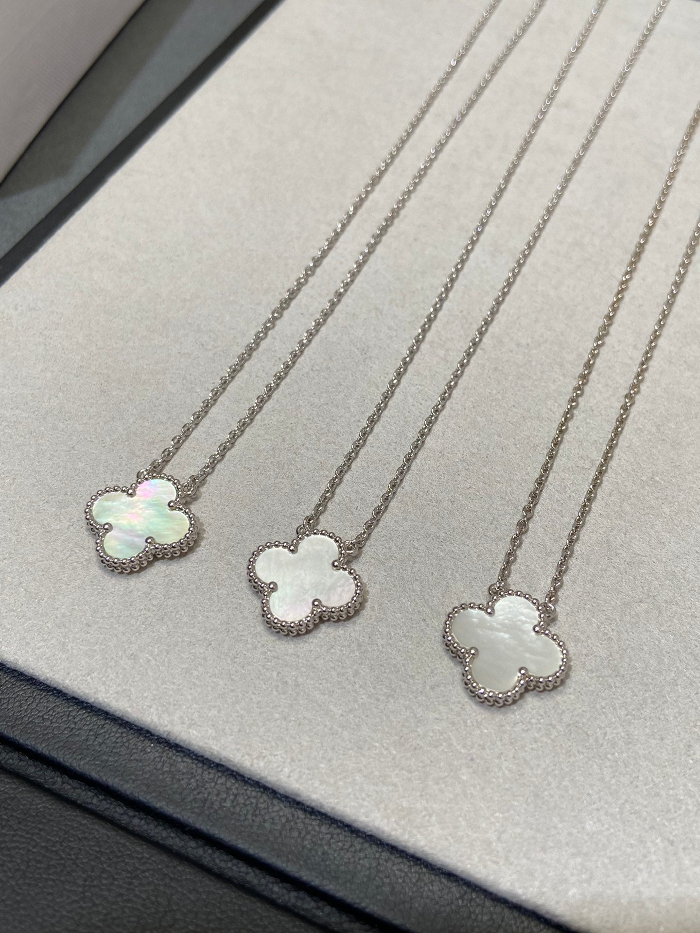 [Love More]CLOVER MEDIUM SILVER WHITE MOP NECKLACE