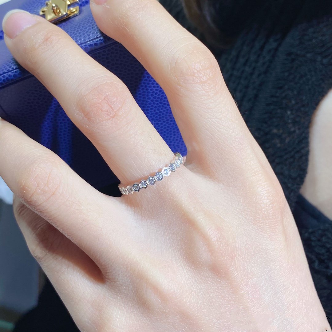 [Love More] BEE LOVE KLEINER RING MIT DIAMANTEN