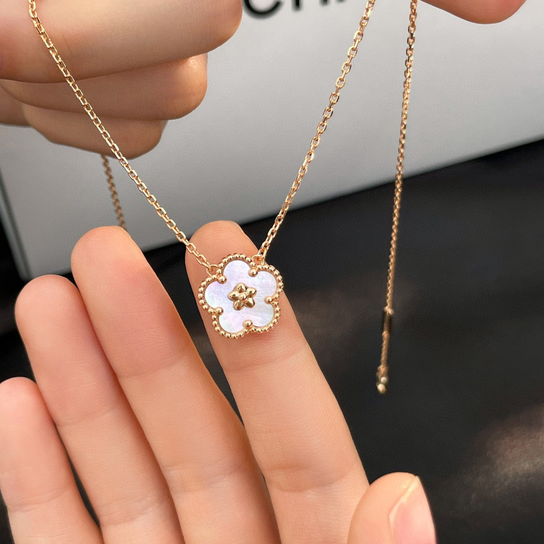 [Love More]LUCKY  WHITE MOP  PLUM BLOSSOM NECKLACE