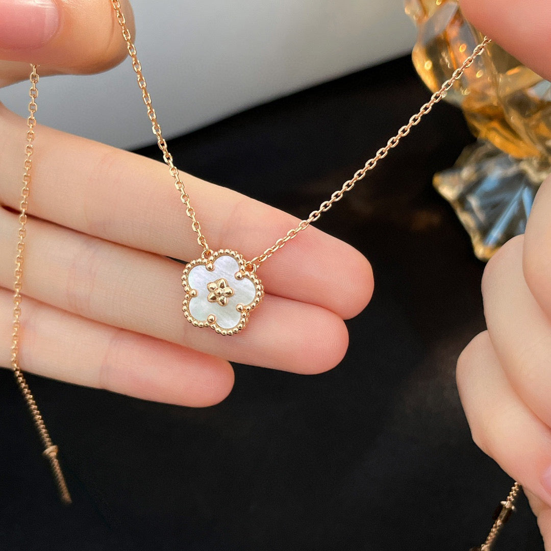 [Love More]LUCKY  WHITE MOP  PLUM BLOSSOM NECKLACE