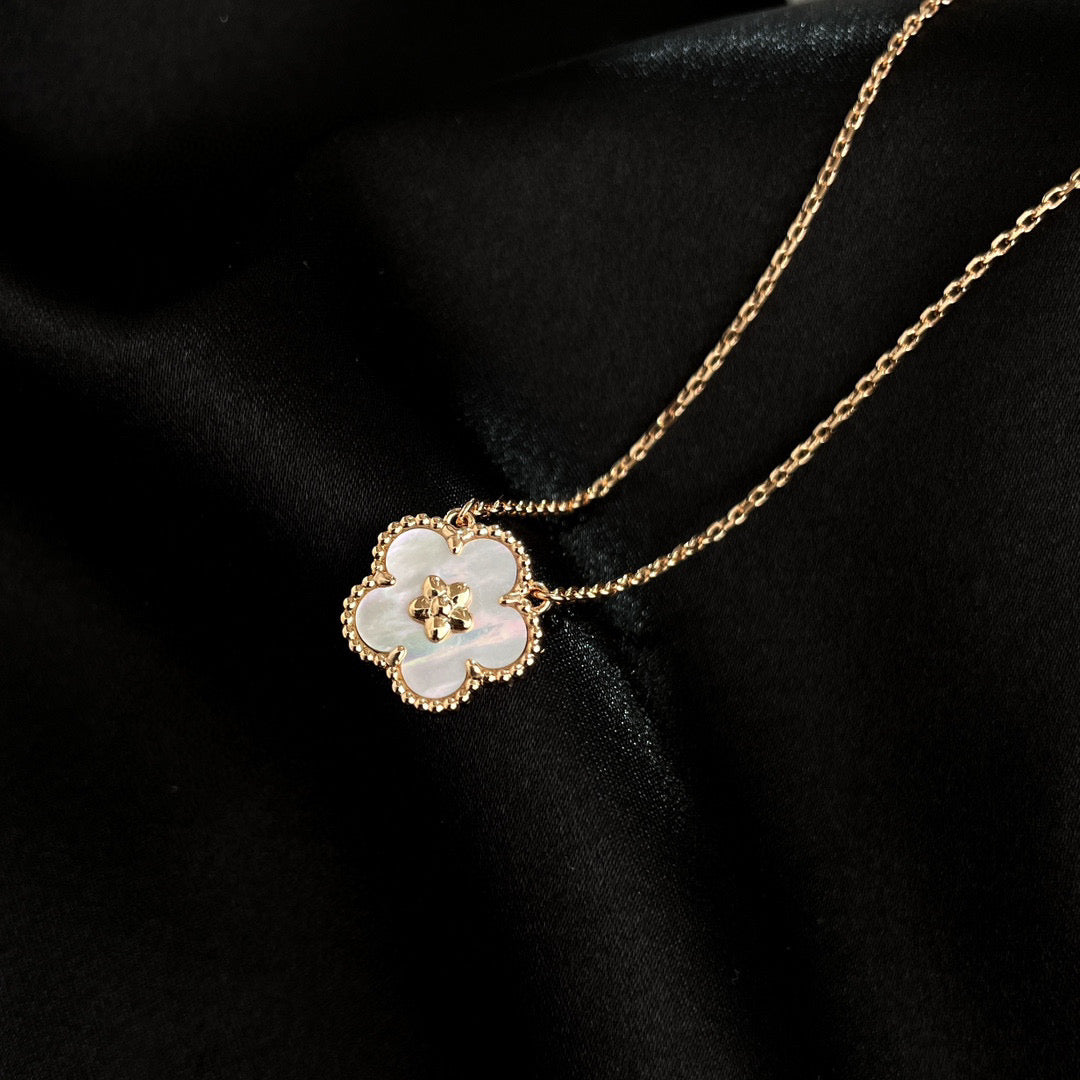 [Love More]LUCKY  WHITE MOP  PLUM BLOSSOM NECKLACE