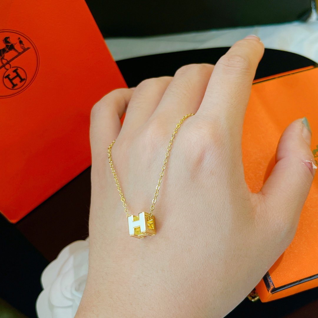 [Love More]H WHITE SQUARE GOLD NECKLACE