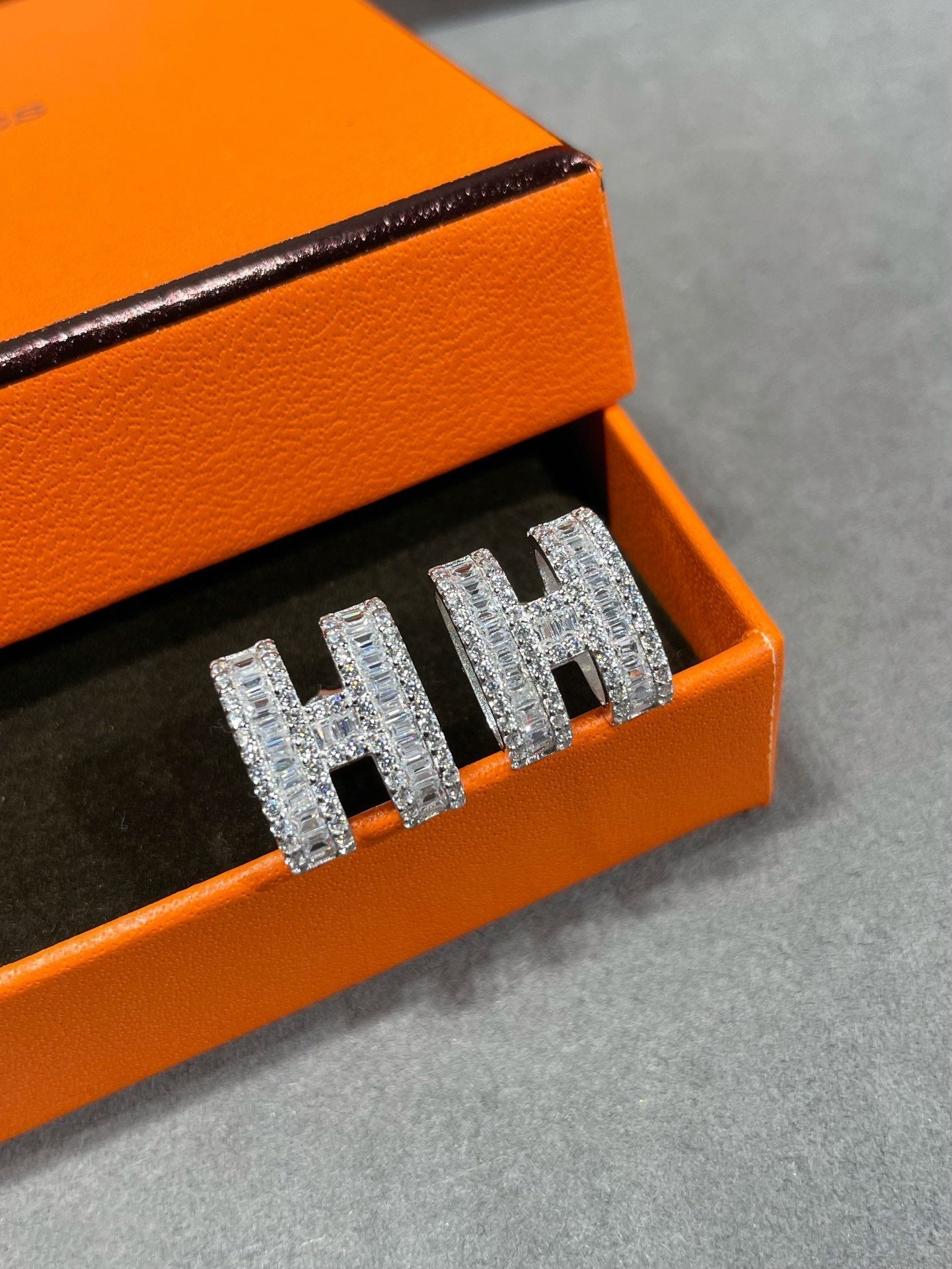 [Love More]H STUD EARRINGS WITH SILVER DIAMONDS