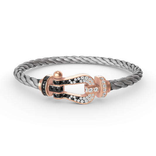 [Love More]FORCE GROSSES HUFEISENARMBAND MIT SCHWARZEN WEISSEN DIAMANTEN UND ROSÉGOLD