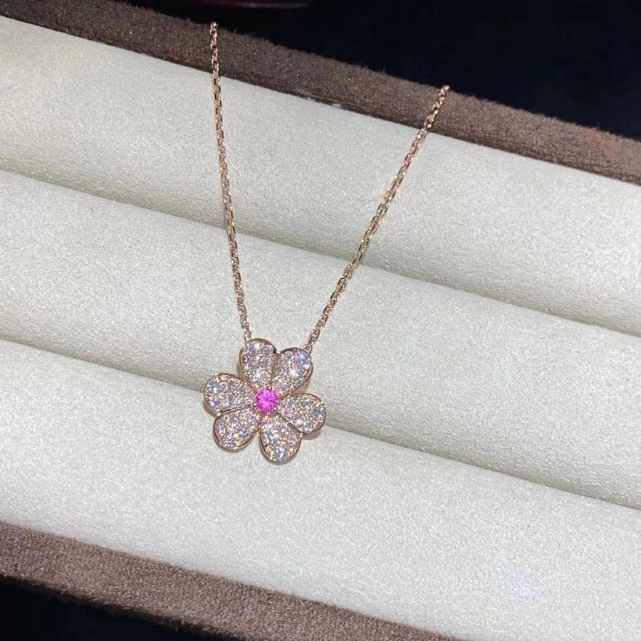 [Love More]FRIVOLE ROSÉGOLD-HALSKETTE MIT BLUMEN UND DIAMANTEN