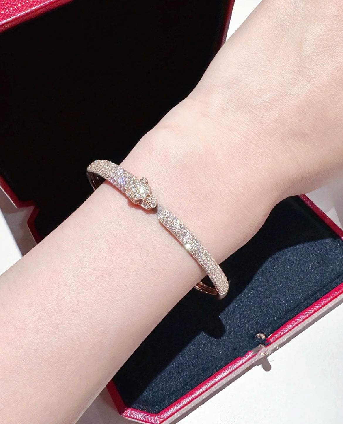 [Love More] PANTHERE OFFENES ARMBAND MIT VOLLEN DIAMANTEN