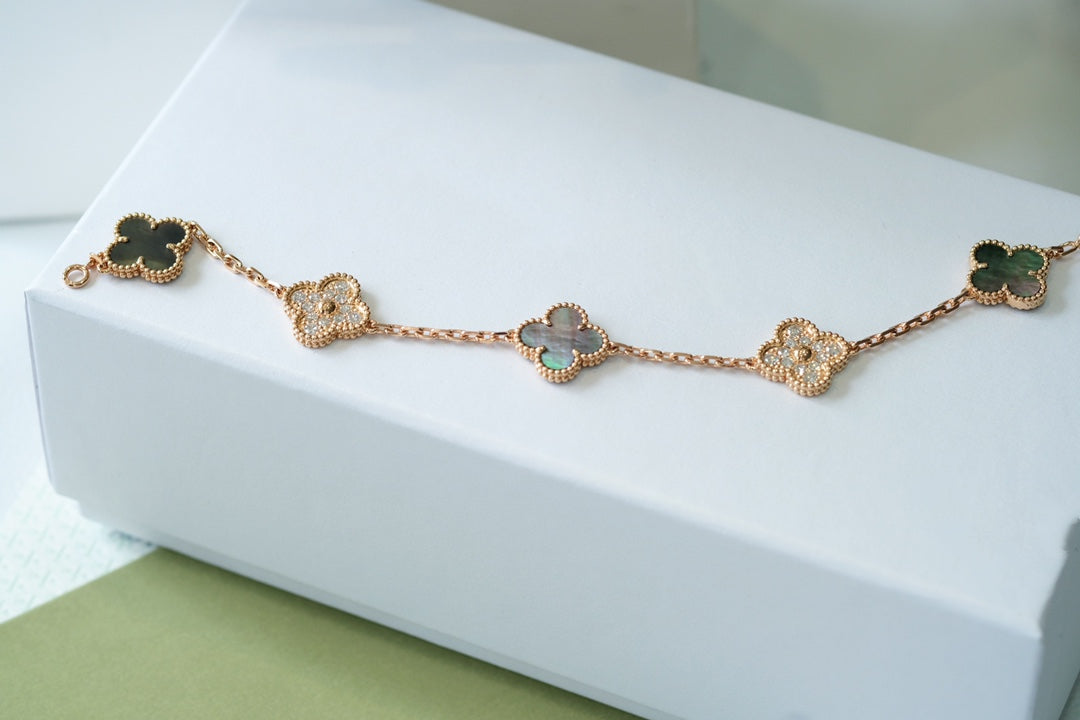 [Love More] Armband aus Roségold mit Kleeblatt-Motiven und dunklen Perlmutt- und Diamanten 