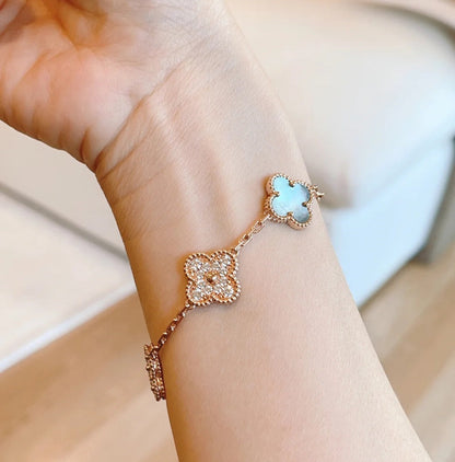 [Love More] Armband aus Roségold mit Kleeblatt-Motiven und dunklen Perlmutt- und Diamanten 